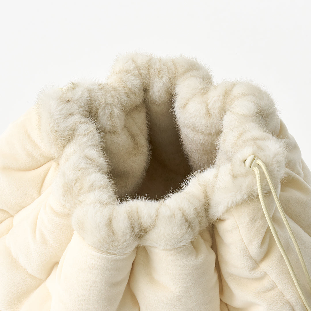 Snuggle Nest: two-tone eco-fur opening and drawstring, close-up